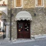 Montirana kupolasta tenda za trgovinu fritula