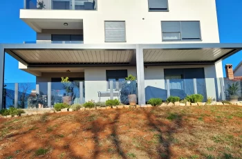 Pergola na kući za apartmane
